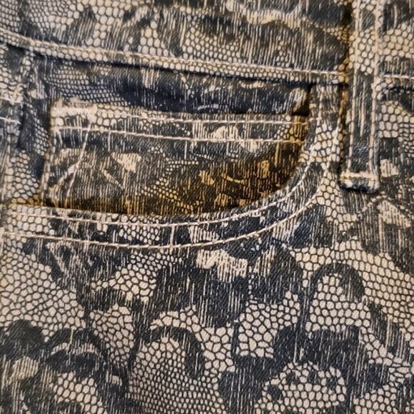Joe's Jeans Skinny Fit in Chantilly Lace 0 - Picture 5 of 6
